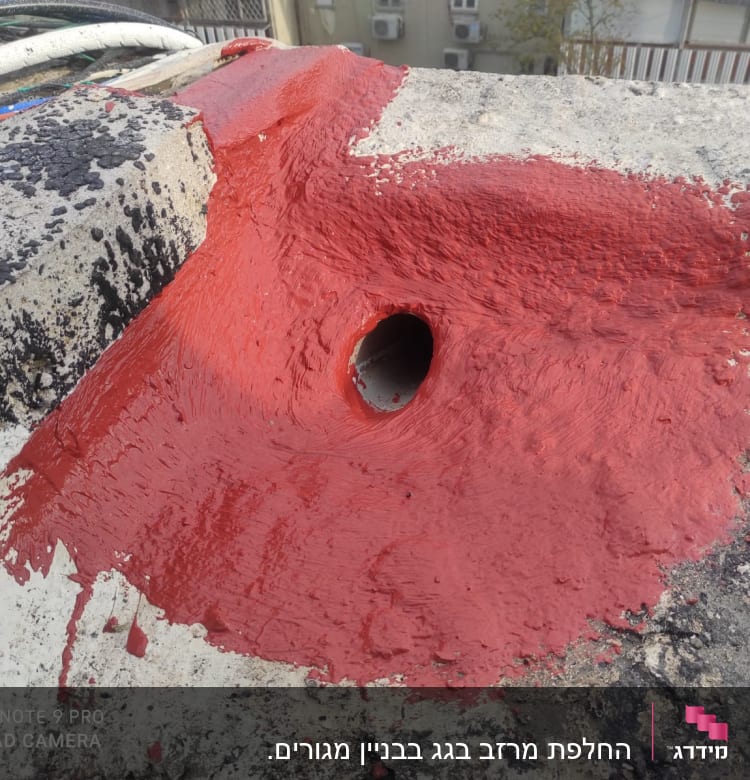 צינור על גג עם איטום אדום סביבו